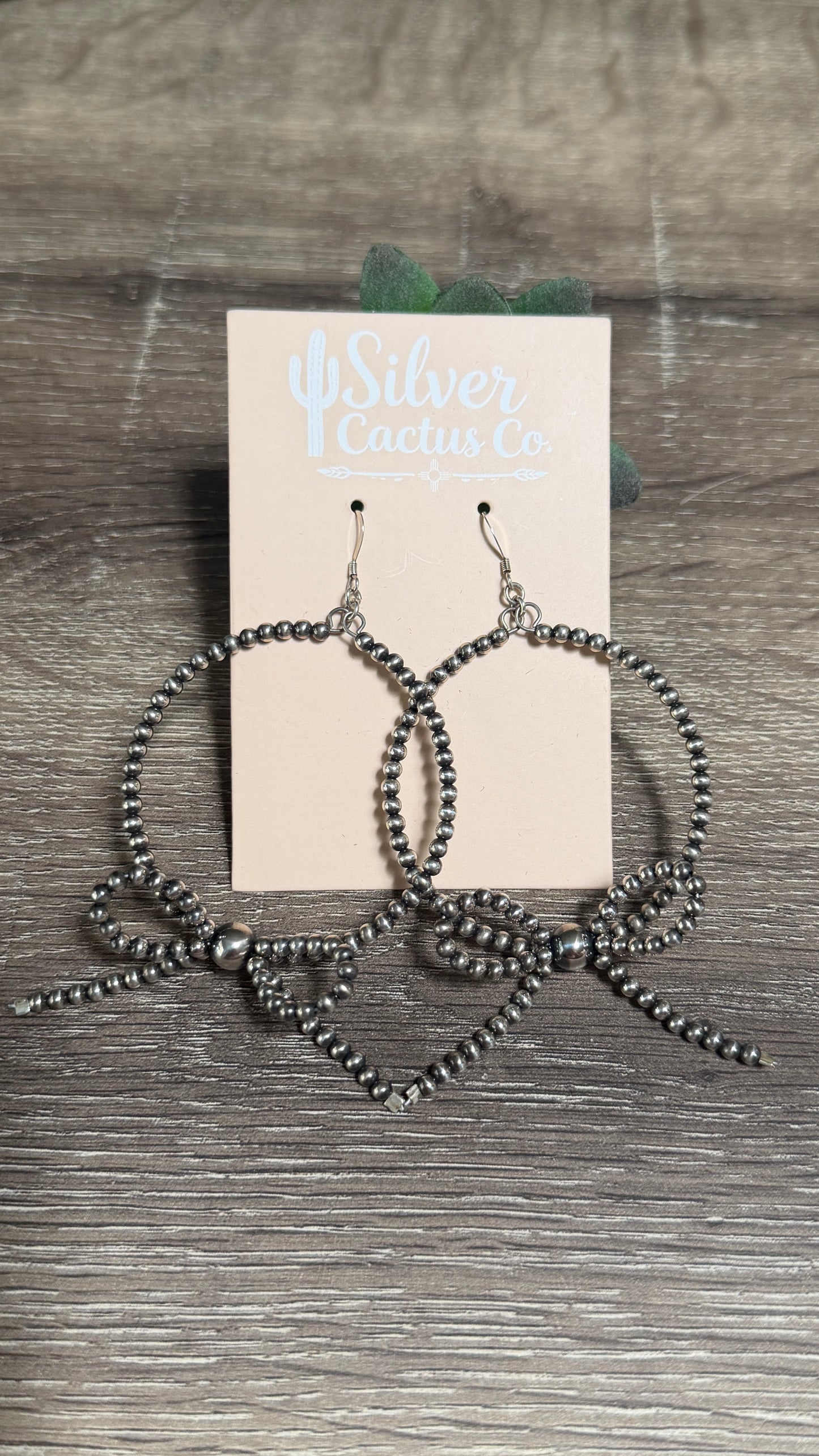Pearl bow hoops