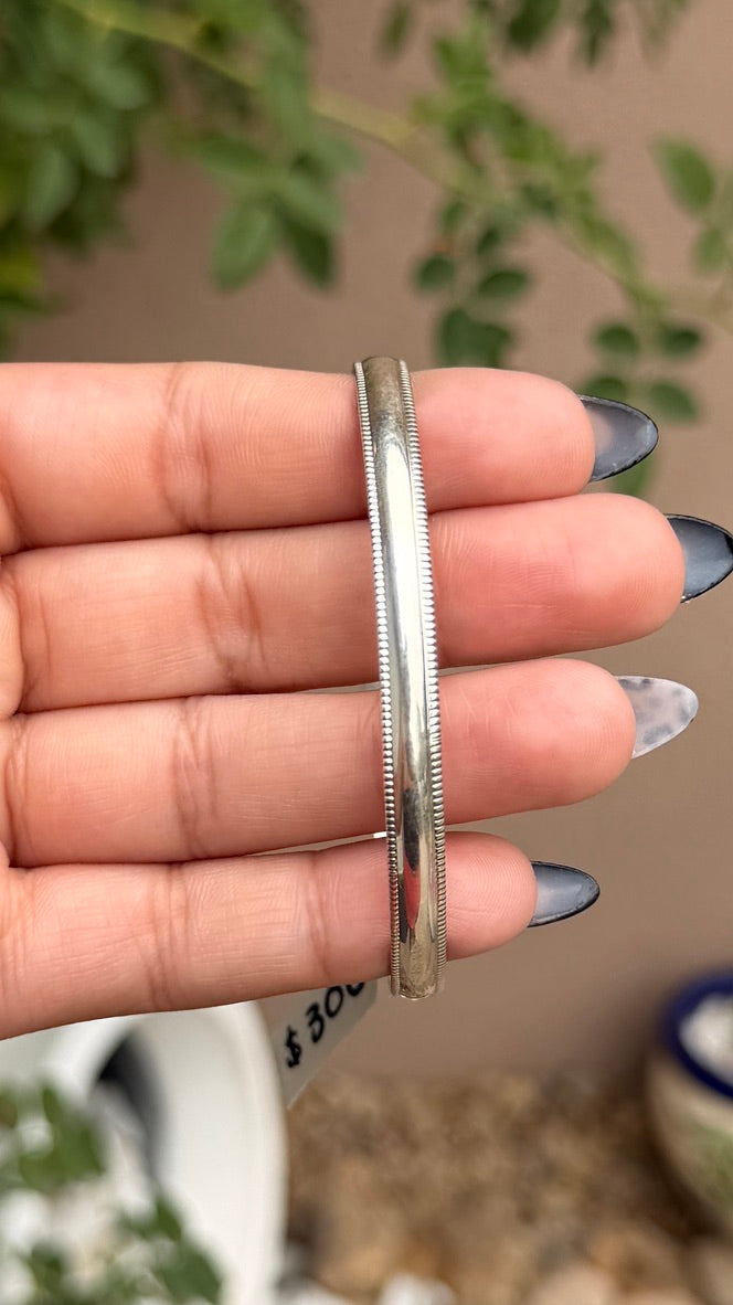 Tahe Silver bangle