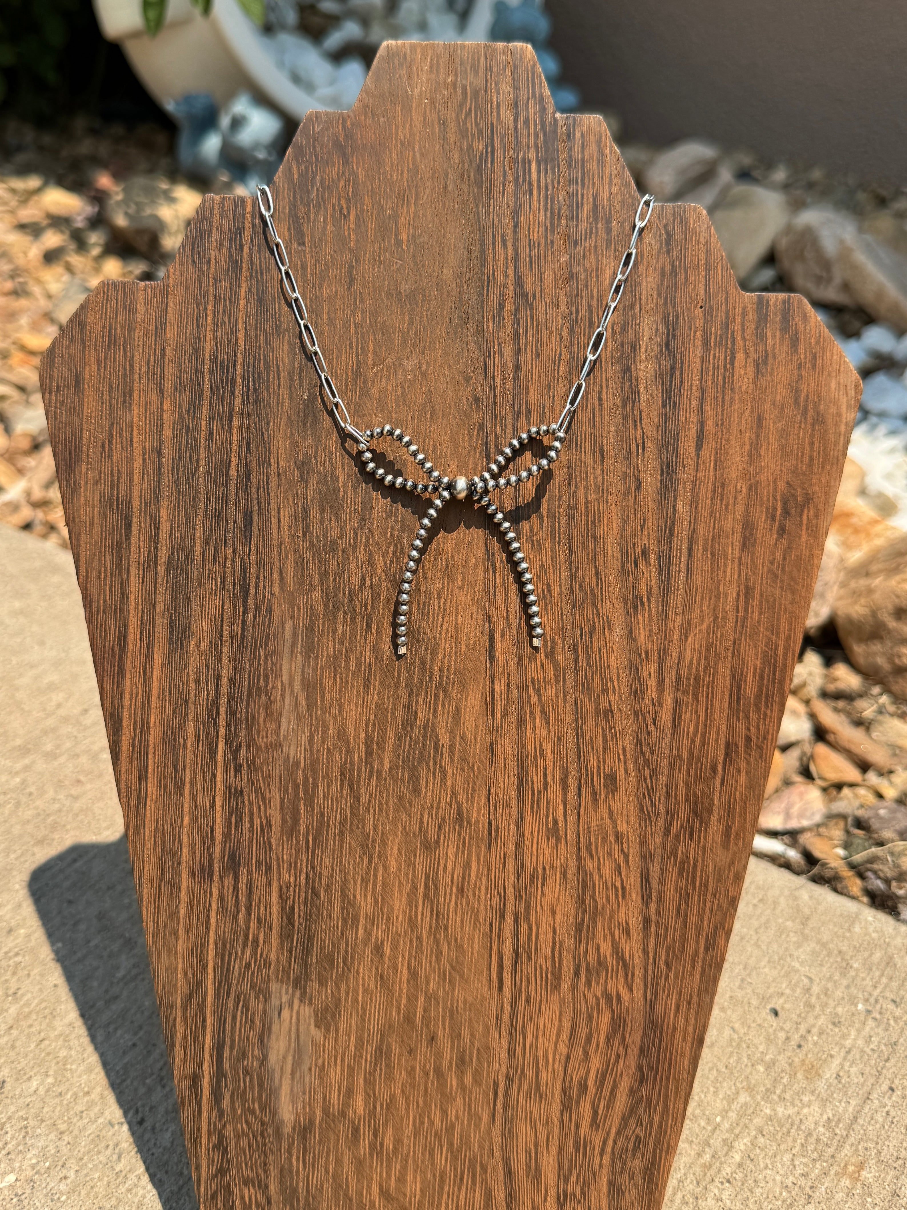 Silver pearl bow necklace
