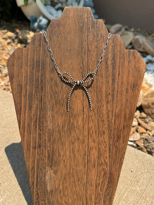 Silver pearl bow necklace