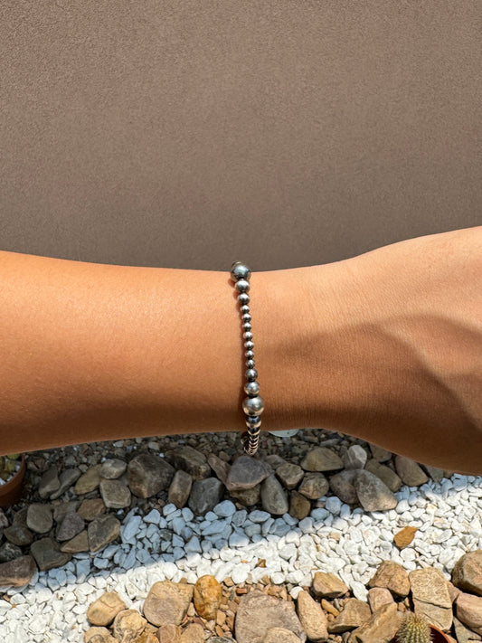 Graduated silver pearl bracelet