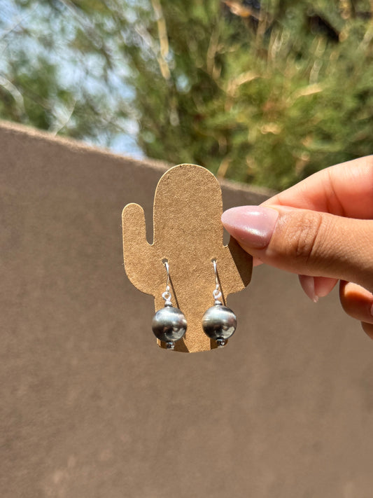 Silver pearl dangle earring