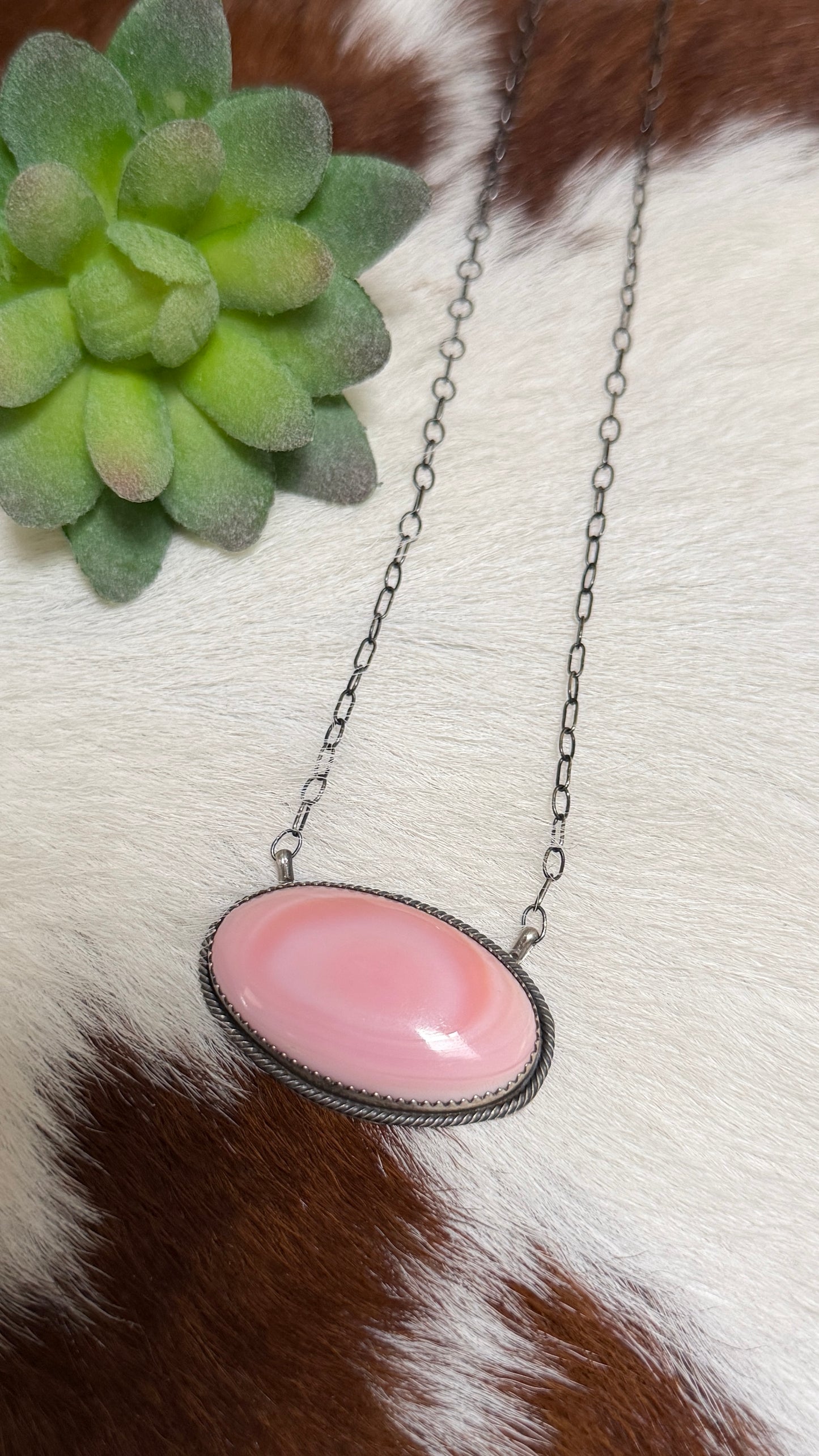 Tia Long Pink conch bar necklace